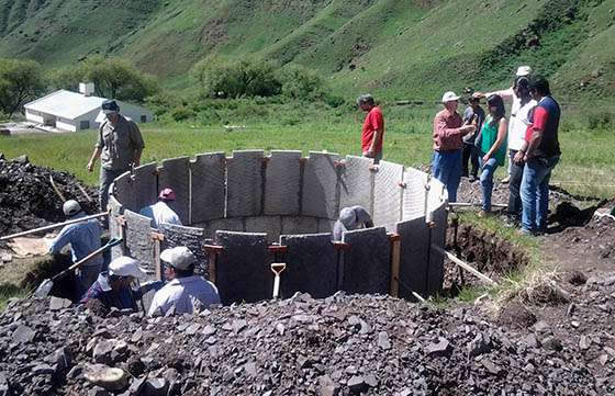 Ultiman detalles en la construcción de la cisterna para una escuela albergue