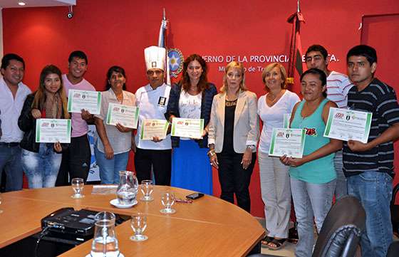 Socios de la empresa social Panificadora para Celíacos se certificaron como ayudantes pasteleros