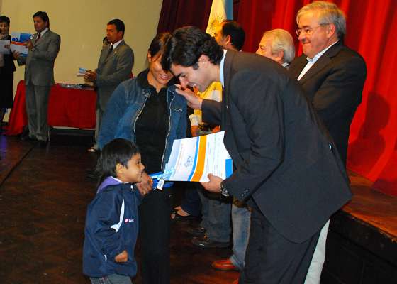 El gobernador Urtubey entregó las llaves y carpetas de 117 viviendas de Finca Valdivia