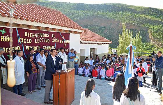 Urtubey abrió el ciclo lectivo para la primaria  e inauguró obras en una escuela de Seclantás