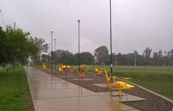 La Provincia concluyó la obra de caminería y juegos deportivos en Campo La Cruz