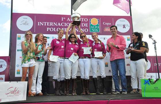 El Gobernador entregó la copa a las  ganadoras del Torneo Internacional de Polo Femenino
