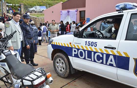 Con la entrega de un móvil se reforzó el servicio policial en Rodeo Colorado
