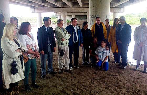 Autoridades judiciales y de Recursos Hídricos recorrieron la ribera del río Arenales