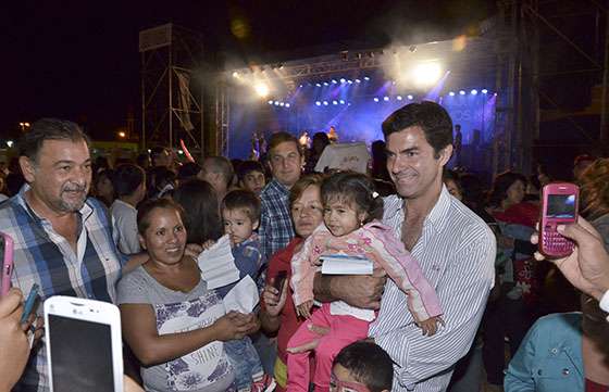 Miles de personas solidarias, en un festival a beneficio