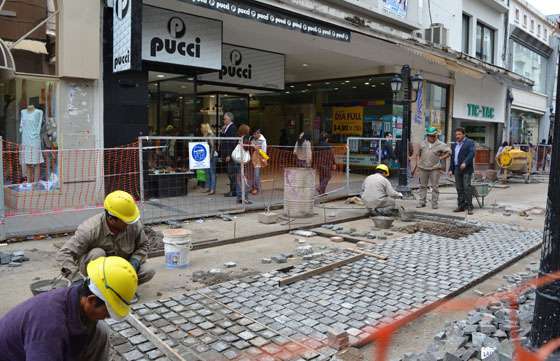 Comenzó el adoquinado en la primera cuadra de la peatonal Alberdi