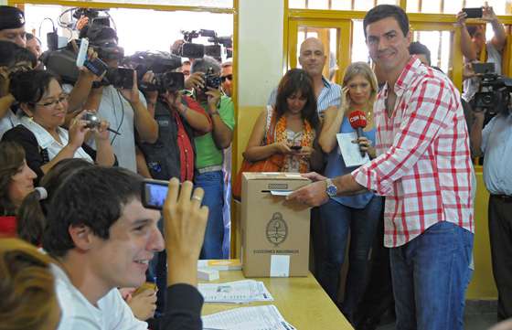 El gobernador Juan Manuel Urtubey emitió su voto y destacó la participación ciudadana
