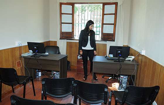 Ultiman detalles en el edificio del centro de Consulta y Orientación para adicciones