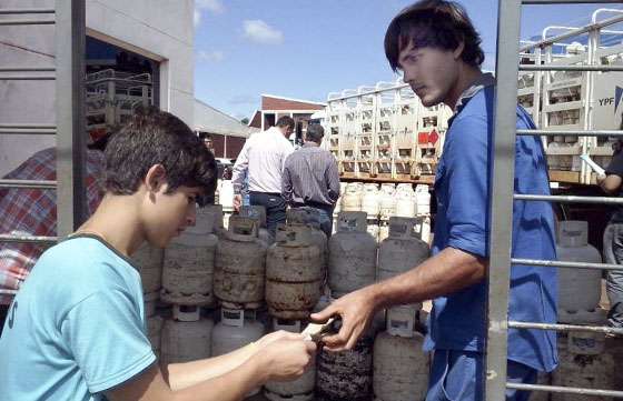 Defensa del Consumidor inscribe para los subsidios del Programa Hogar