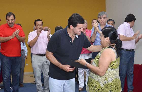 En Orán Urtubey entregó subsidios a comerciantes y elementos para escuelas albergue y técnicas