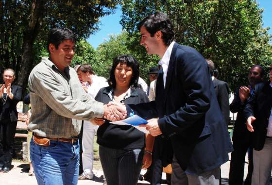 El gobernador Urtubey entregó casas en La Candelaria y recorrió obras 