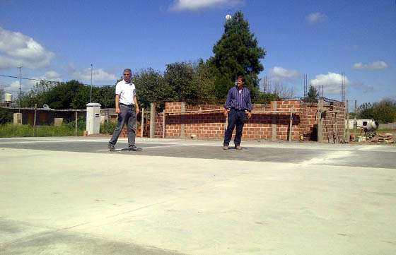 Funcionarios provinciales supervisaron la construcción del un nuevo playón deportivo en El Tala