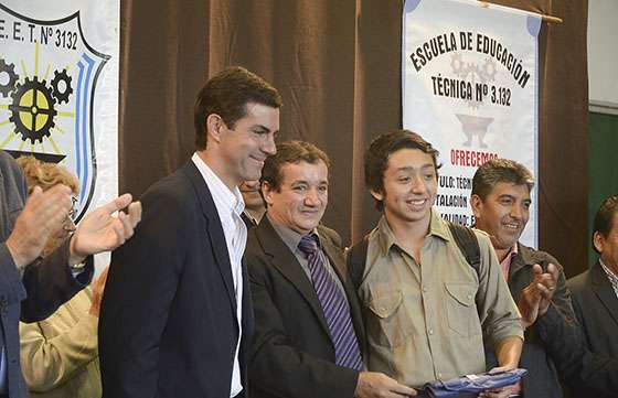 El Gobernador entregó becas y equipamiento a escuelas técnicas de Rosario de la Frontera