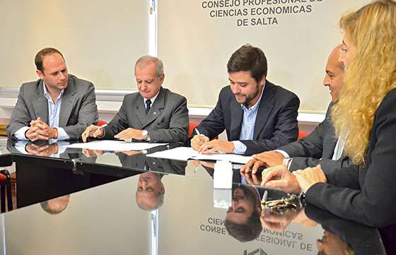 Gobierno y el Consejo de Ciencias Económicas firmaron un convenio que beneficia a 100 centros vecinales