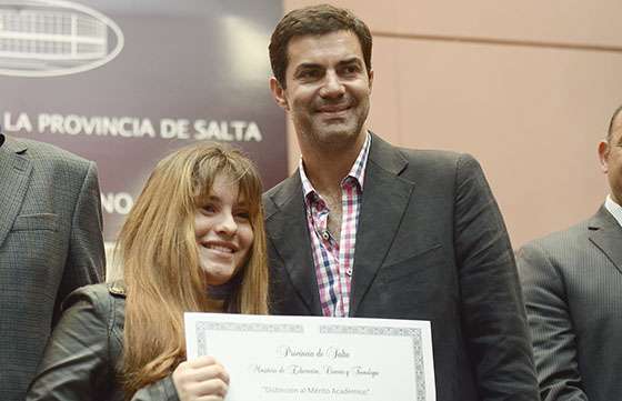 Con la entrega de nuevas becas a la excelencia se reconoce a los mejores promedios del nivel secundario