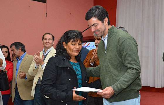 El gobernador Urtubey entregó 126 escrituras y recorrió la obra del Centro Cultural en General Güemes