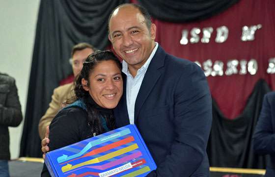 Alumnos del Instituto de Formación Docente de Rosario de Lerma recibieron sus netbooks