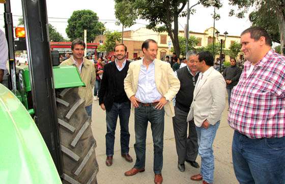 El Gobierno entregó en Orán un nuevo tractor destinado a pequeños productores