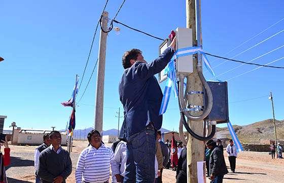 Por primera vez el poblado de la localidad Cerro Negro La Poma tiene energía eléctrica