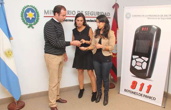 El Gobierno de la Provincia entregó los primeros botones antipánico