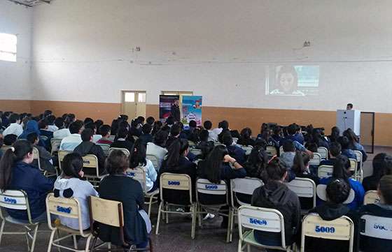 Efectivos policiales capacitaron a alumnos de Rosario de la Frontera sobre los riesgos de las redes sociales
