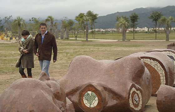 El ministro Ovejero visitó la gran escultura “Los Viajes de Nushi”