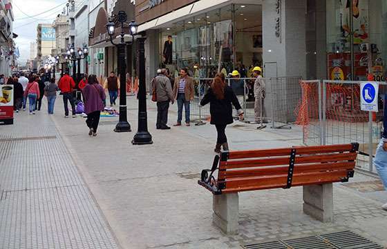 Sobre peatonal Alberdi ya se coloca iluminación y equipamiento