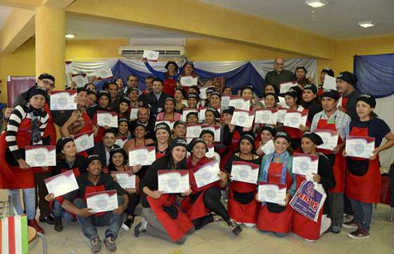 Trabajo capacitó a más de 500 personas como auxiliares gastronómicos