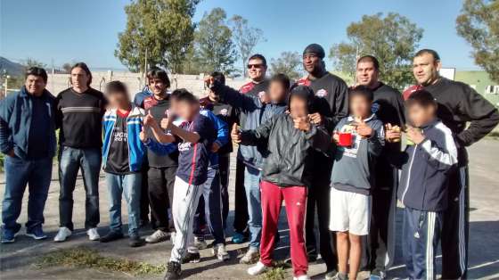 Jugadores de Salta Basket compartieron una jornada deportiva con jóvenes en riesgo social