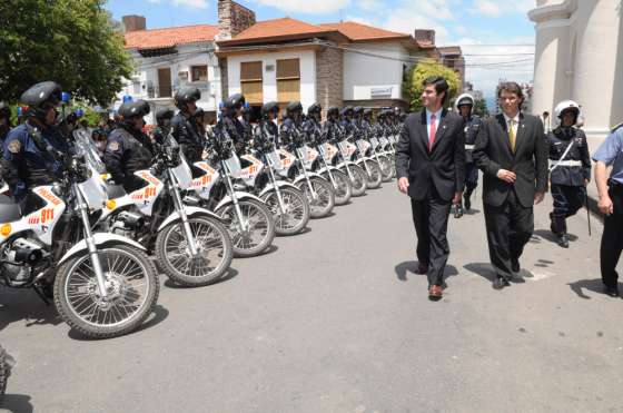 Motos, equipamiento y terrenos entregó el Gobierno a la Policía 