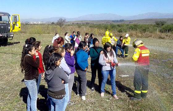 Brigadistas de Defensa Civil informaron sobre incendios forestales a alumnos de la UNSa
