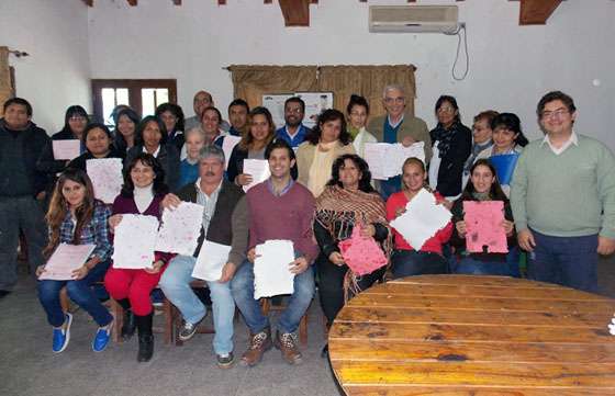 Docentes de General Ballivián aprendieron a elaborar papel artesanal con material reciclado