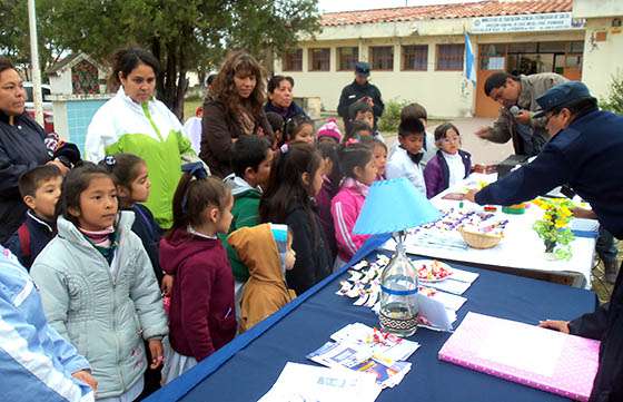 La Policía Comunitaria instaló un stand interactivo en una escuela de barrio Ferroviario