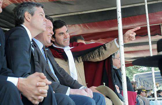 El embajador de EEUU acompañó al gobernador Urtubey durante el desfile en honor a Güemes