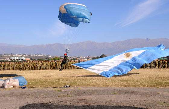 En el Día de la Bandera el pueblo de Salta disfrutó de una exhibición de paracaidismo con el emblema patrio