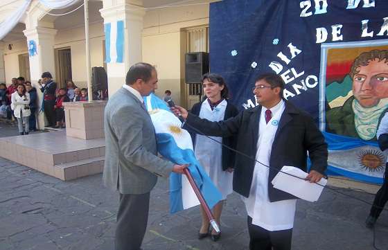 Día de la Bandera: la Comisión del Bicentenario entregó enseñas a escuelas e instituciones