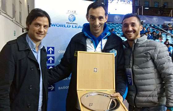 Reconocimiento a la trayectoria del jugador de vóley Alejandro Giménez