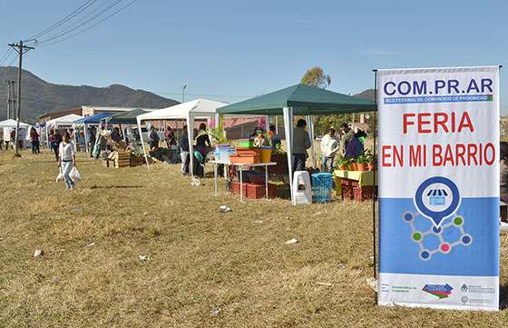 Feriantes ofrecieron sus productos a precios justos en barrio Castañares