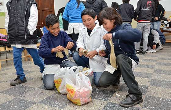 Setenta niños de Vaqueros participaron en un taller de compostaje