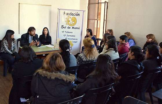 El Ministerio de Trabajo capacitará en oficios a mamás solas