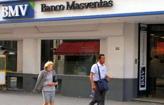 Multan a un banco por falta de información y trato indigno a cliente