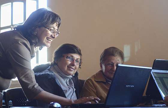Personas de la tercera edad se capacitan en el uso de la computadora