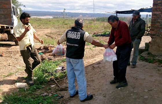 El Ministerio de Trabajo asiste a trabajadores de Embarcación explotados laboralmente