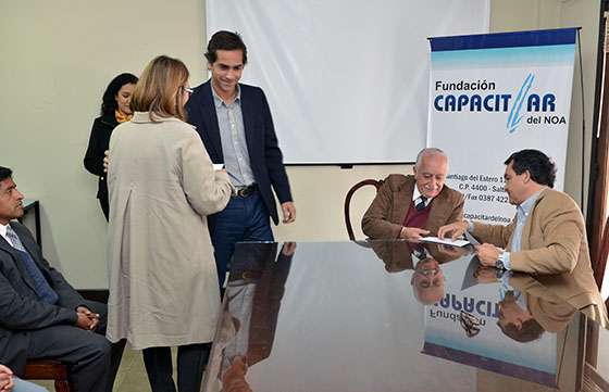 Nueve  profesionales recibieron becas para desarrollar sus especializaciones