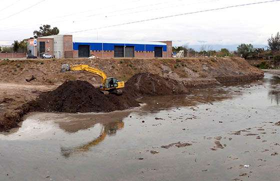Se trabaja sobre la limpieza y el encauzamiento del río Arenales