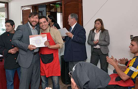 Egresaron como auxiliares gastronómicos 44 jóvenes en recuperación