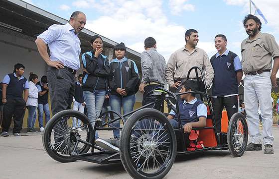 Alumnos de Capital construyeron un auto eléctrico y lo presentarán en una competencia nacional