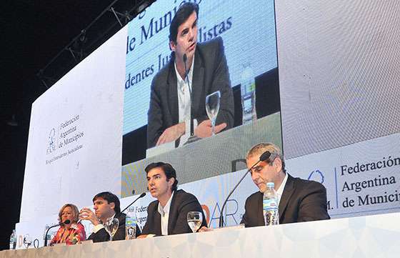 Urtubey expuso sobre el modelo de descentralización de Salta ante intendentes de todo el país