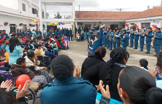 Los cadetes penitenciarios agasajaron a los niños del hogar de día “SACRA”