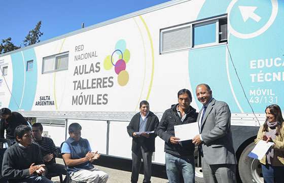 Entregaron certificados de informática a los primeros egresados de las aulas taller móviles